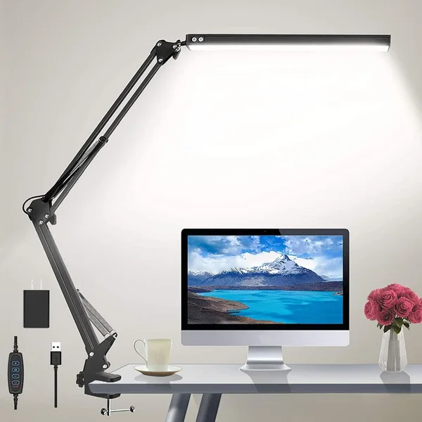 Luminária de mesa LED HaFundy com grampo e braço articulado sobre uma escrivaninha