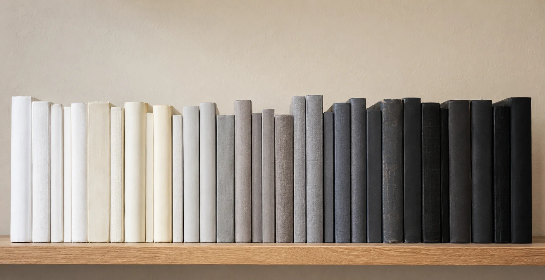 Organização por cores — Criar um degradê do branco ao preto em uma única prateleira.